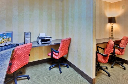 Holiday Inn Express Delano Highway 99 an IHG Hotel - image 2