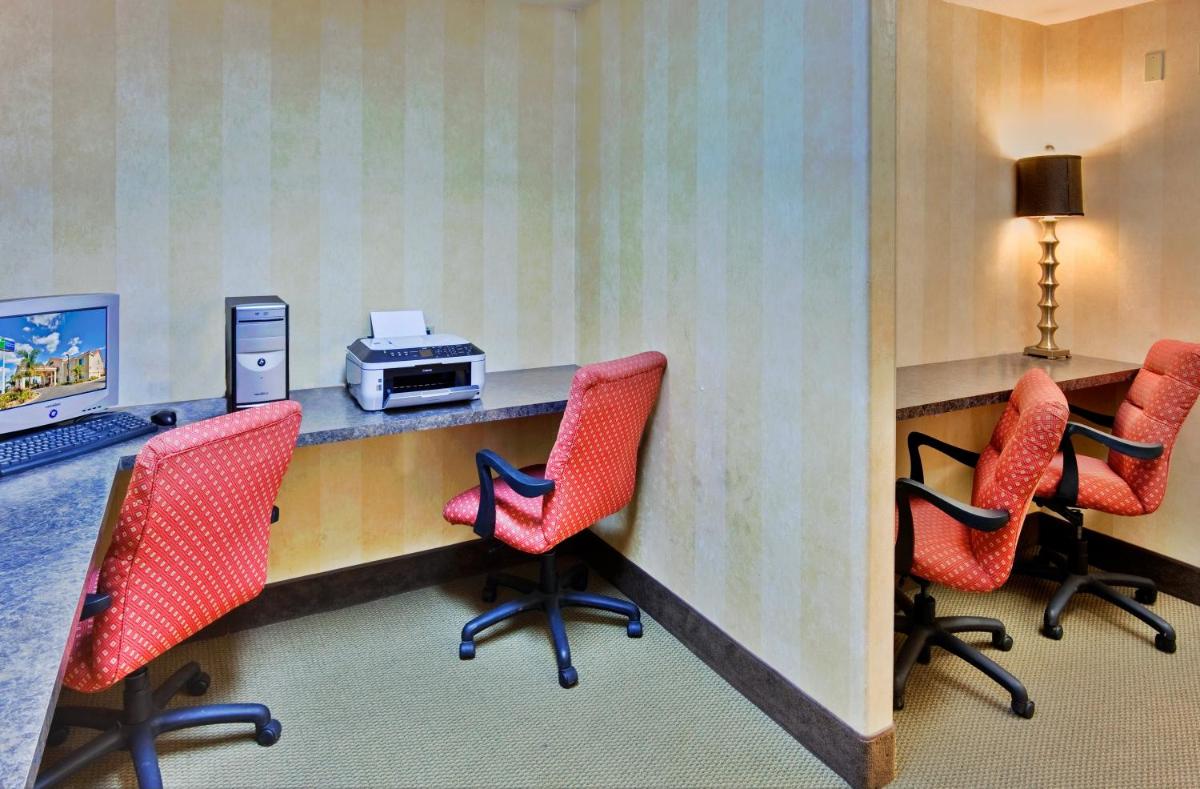 Holiday Inn Express Delano Highway 99 an IHG Hotel - image 2