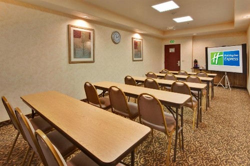 Holiday Inn Express Delano Highway 99 an IHG Hotel - image 26