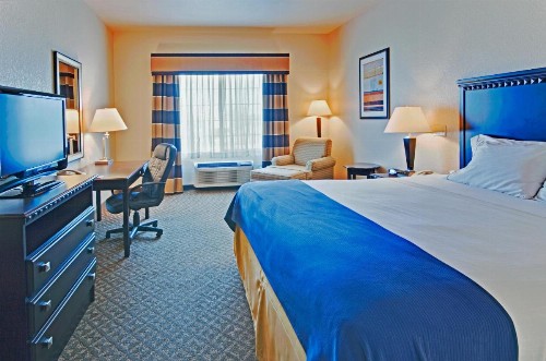 Holiday Inn Express Delano Highway 99 an IHG Hotel - image 3