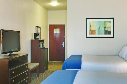Holiday Inn Express Delano Highway 99 an IHG Hotel - image 30