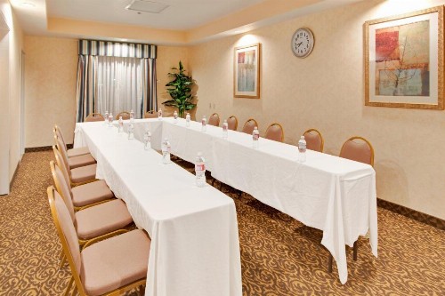 Holiday Inn Express Delano Highway 99 an IHG Hotel - image 4