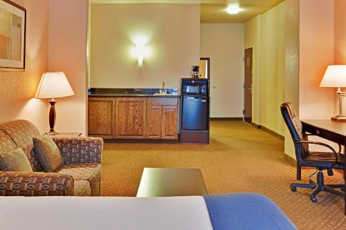 Holiday Inn Express Delano Highway 99 an IHG Hotel - image 8