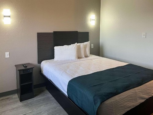Americas Best Value Inn Delano - image 17
