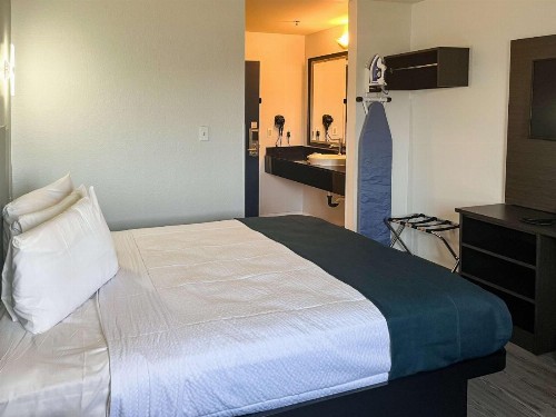 Americas Best Value Inn Delano - image 19