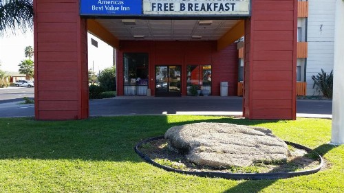 Americas Best Value Inn Delano - image 2
