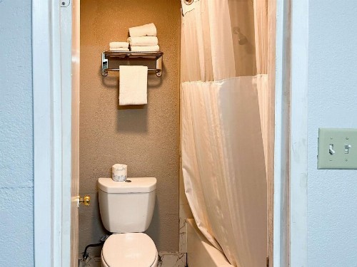 Americas Best Value Inn Delano - image 8
