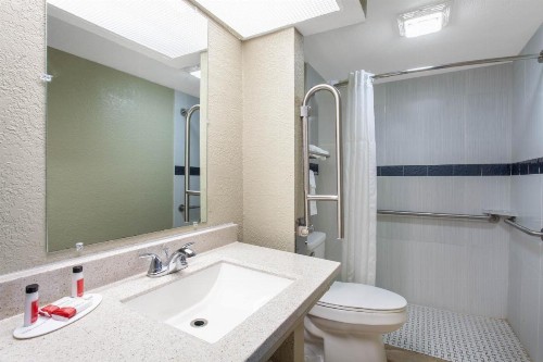Travelodge by Wyndham Deltona - image 3