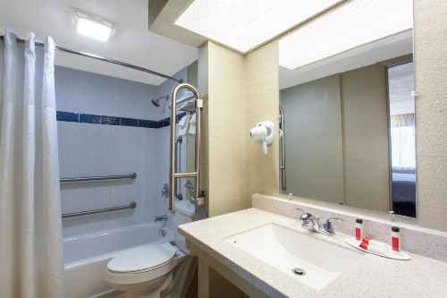 Travelodge by Wyndham Deltona - image 4