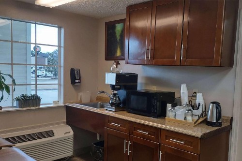 Carom Inn Baton Rouge East - image 10