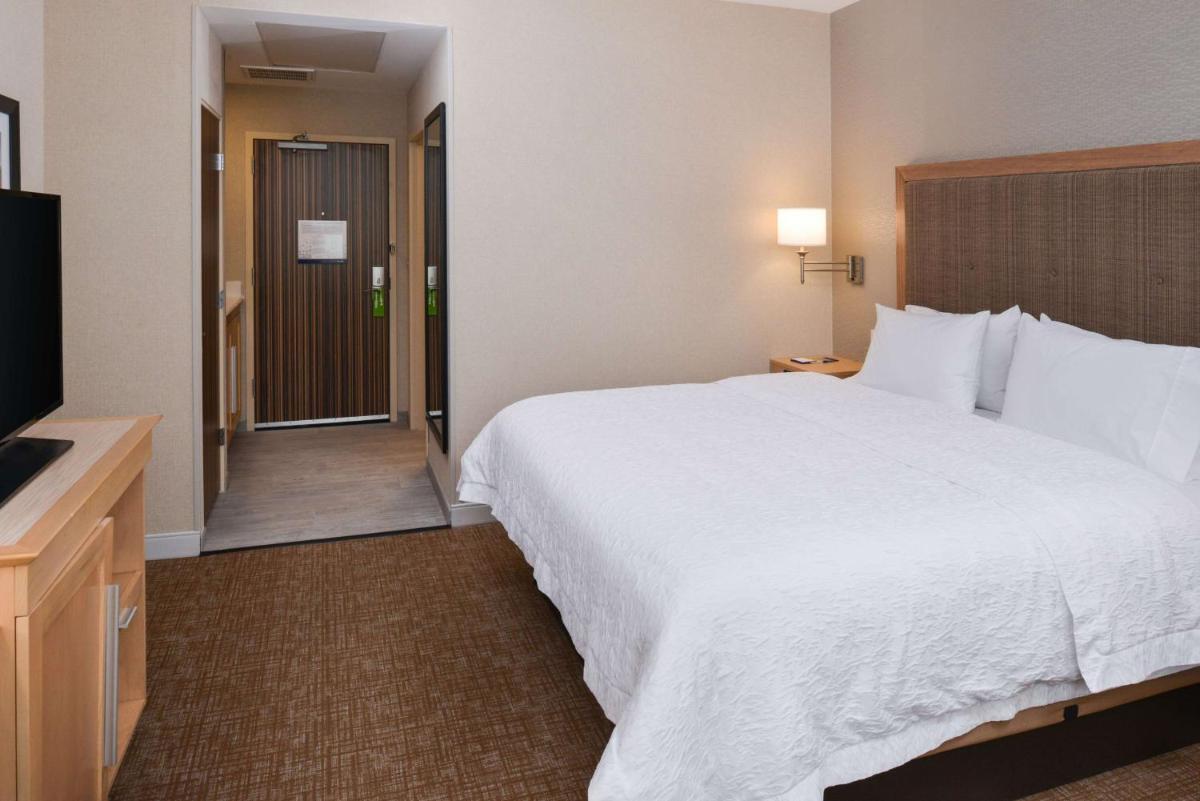 Hampton Inn & Suites Denver-Speer Boulevard - image 2