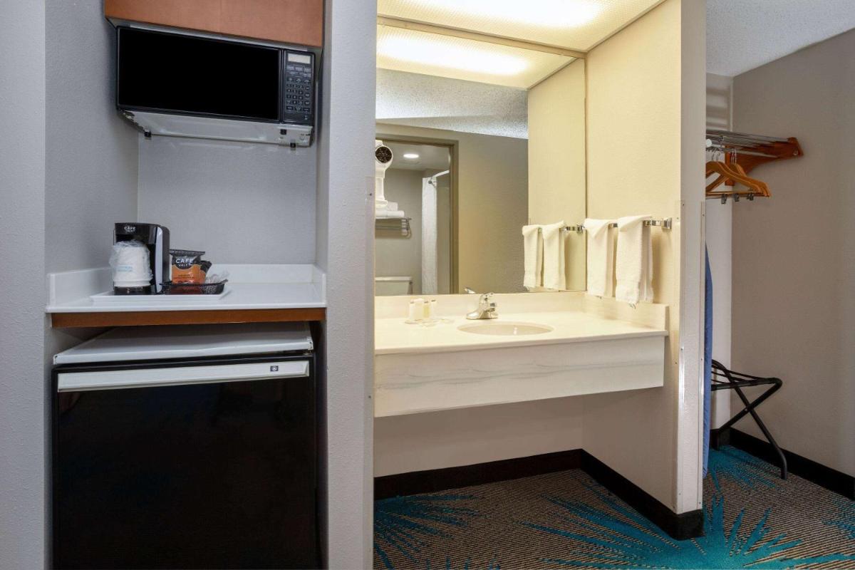 Days Inn & Suites by Wyndham Denver International Airport - image 7