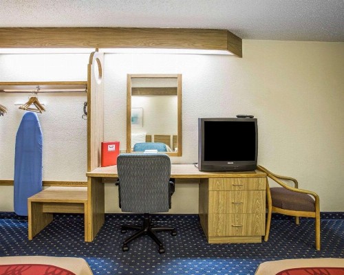 Econo Lodge Denver International Airport - image 11