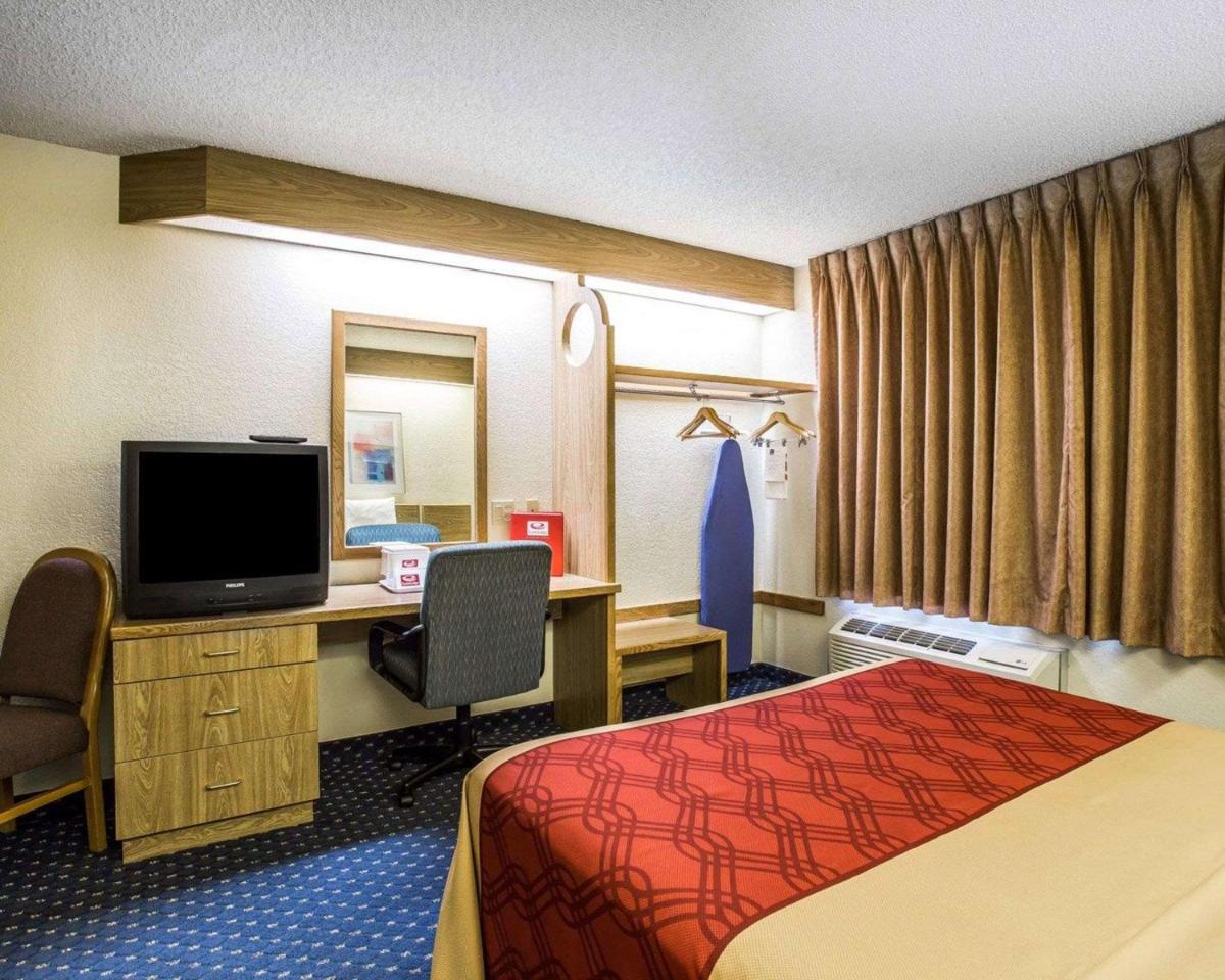 Econo Lodge Denver International Airport - image 5