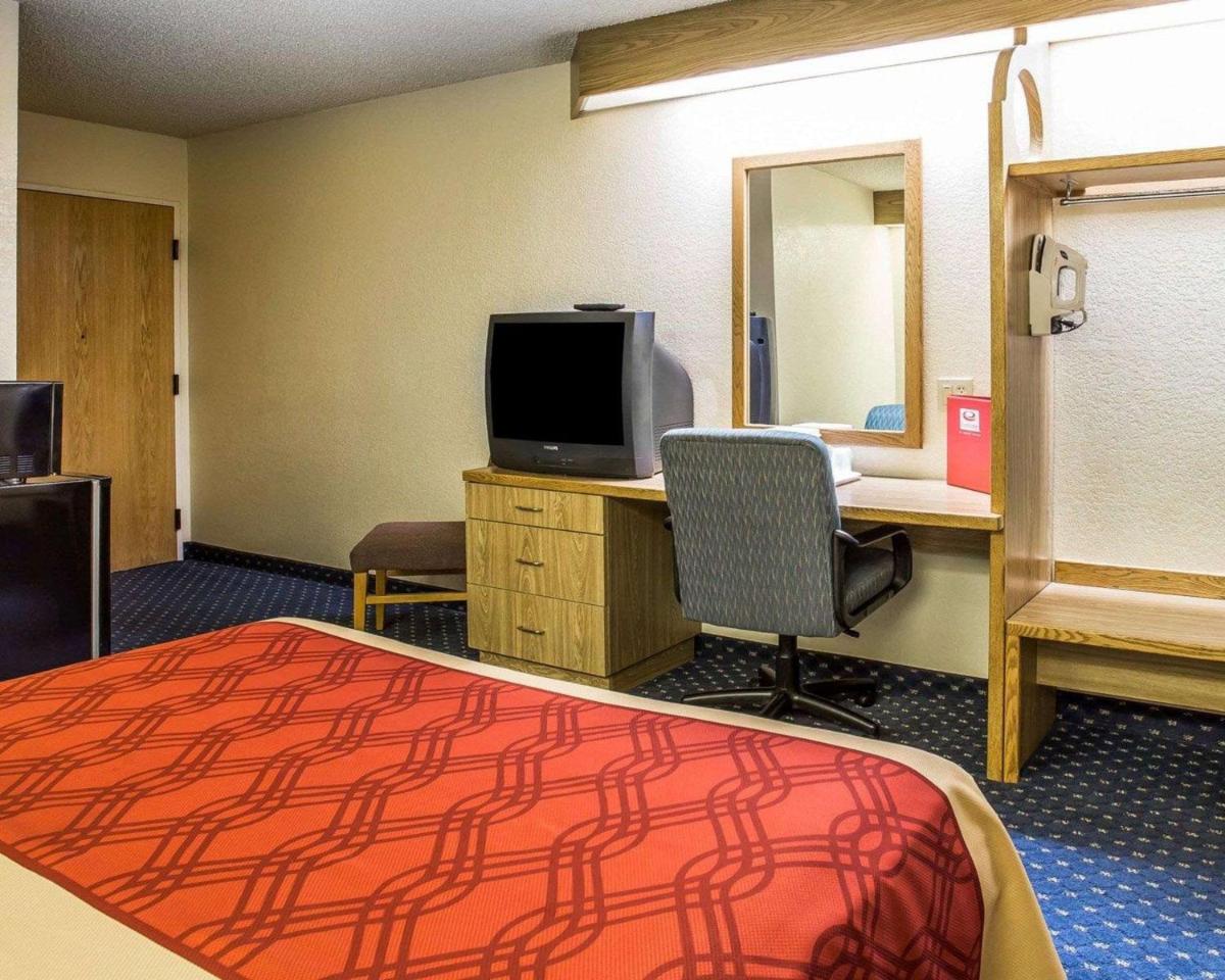 Econo Lodge Denver International Airport - image 6