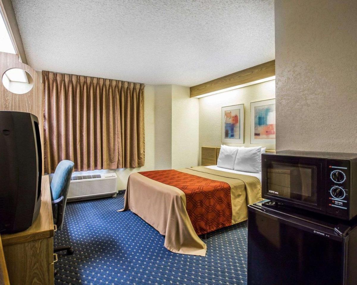 Econo Lodge Denver International Airport - image 7