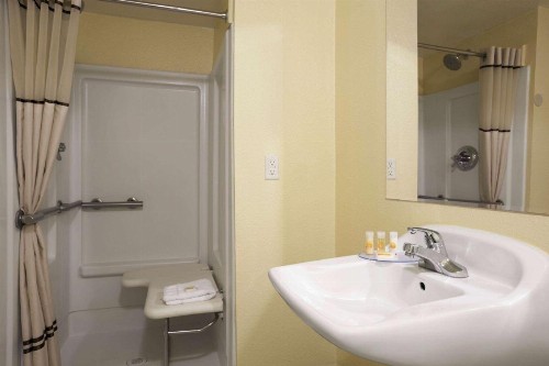 Days Inn by Wyndham Denver Downtown - image 3