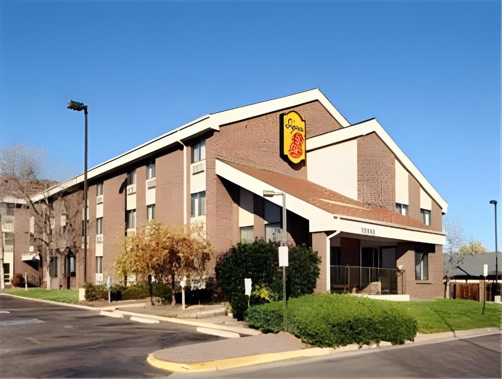 Super 8 by Wyndham Westminster Denver North - image 2