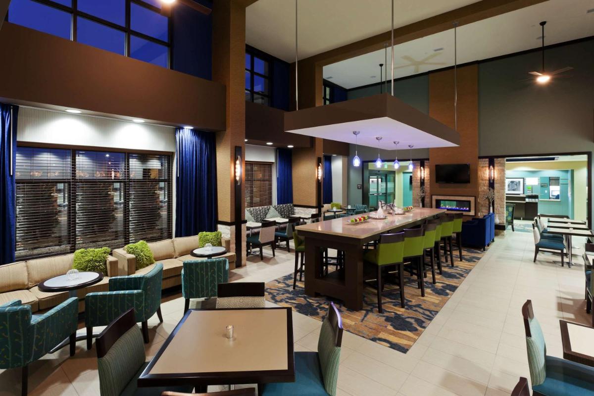 Hampton Inn & Suites Denver Airport / Gateway Park - image 2