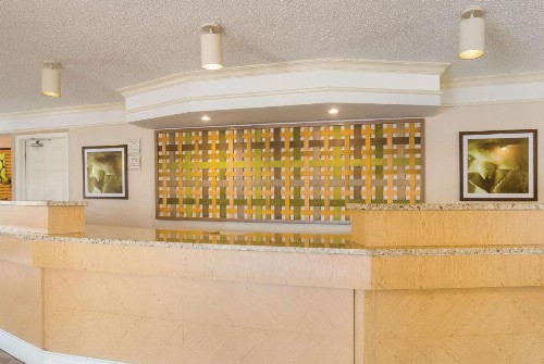 La Quinta Inn by Wyndham Denver Cherry Creek - image 11