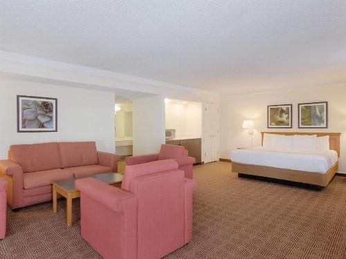 La Quinta Inn by Wyndham Denver Cherry Creek - image 5