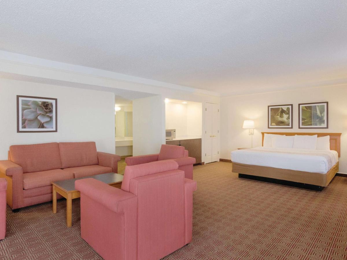La Quinta Inn by Wyndham Denver Cherry Creek - image 5