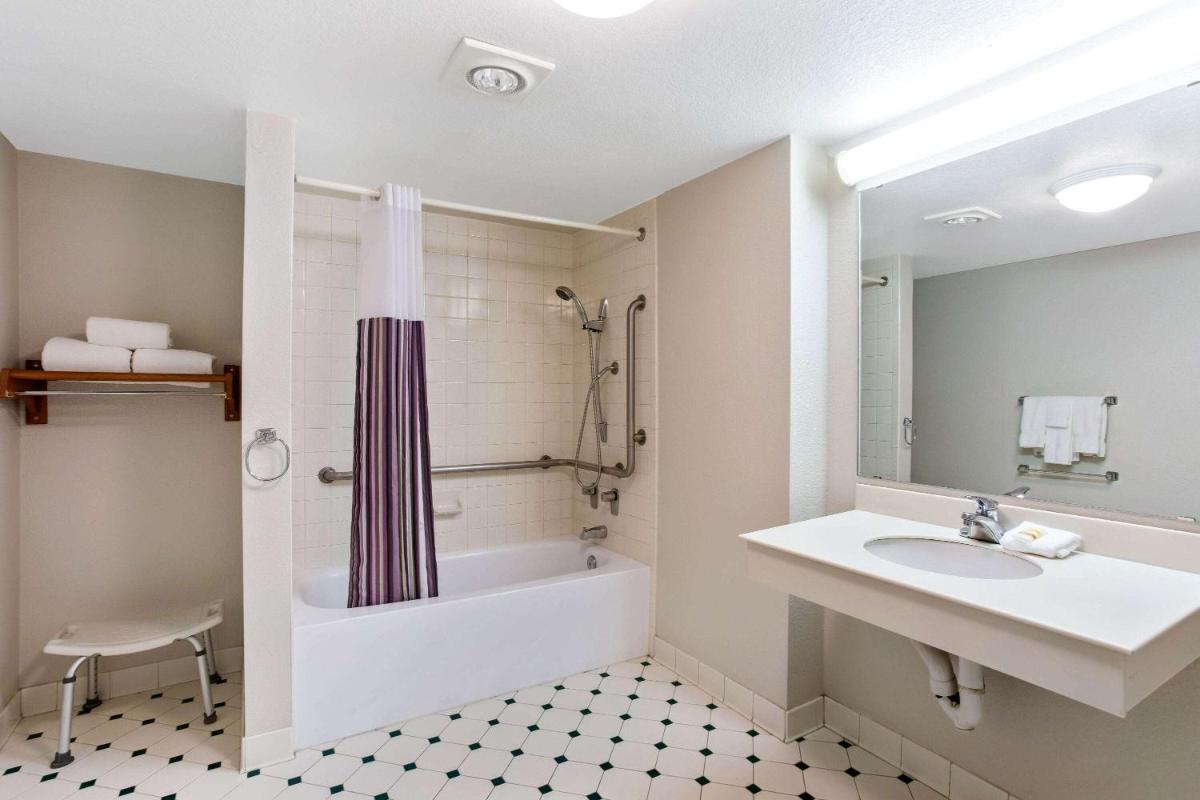 La Quinta Inn by Wyndham Denver Northglenn - image 6