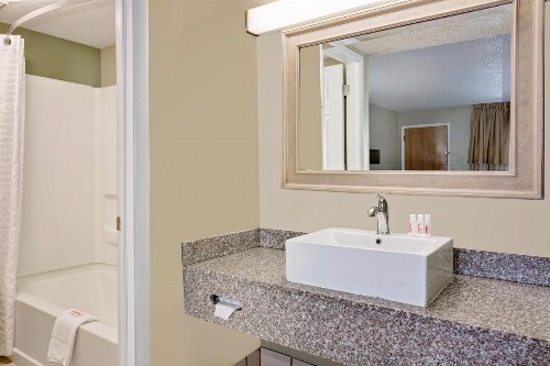 Super 8 by Wyndham Denver Central - image 27