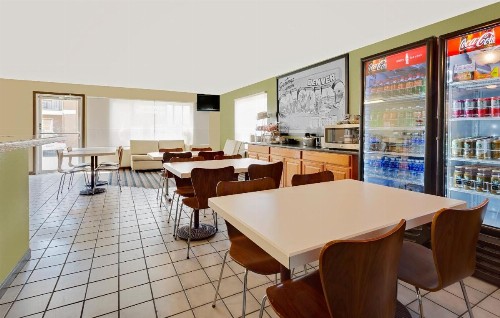 Super 8 by Wyndham Denver Central - image 40