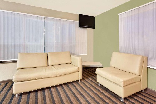 Super 8 by Wyndham Denver Central - image 45