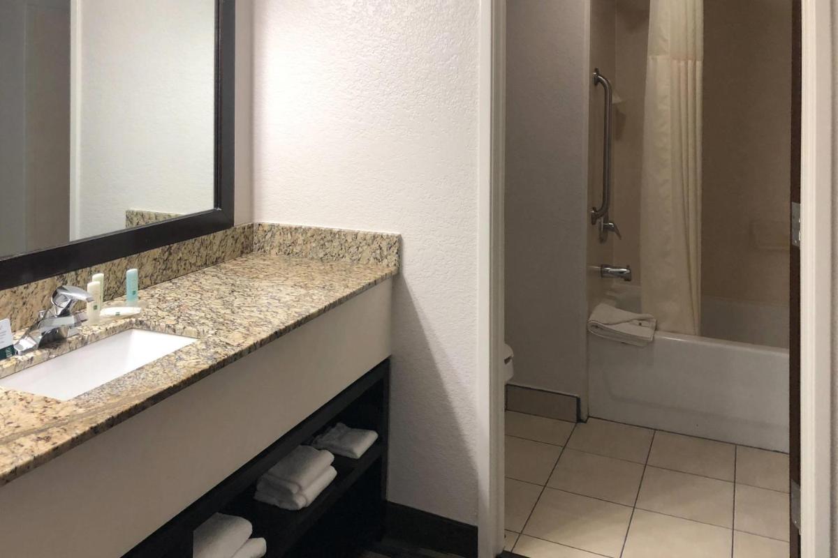 Quality Inn & Suites Denver International Airport - image 6