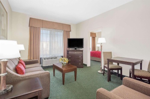 Ramada by Wyndham Denver International Airport - image 13