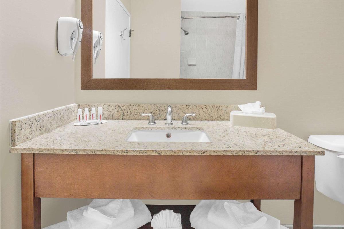 Ramada by Wyndham Denver International Airport - image 5