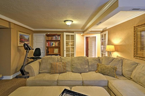 S Park Hill Apt Walking Distance to City Park! - image 10