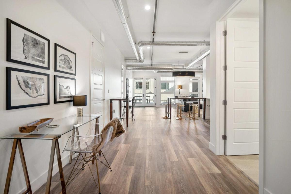 New Sleek Urban Cowboy Loft! Denver Skyline Views! - image 6