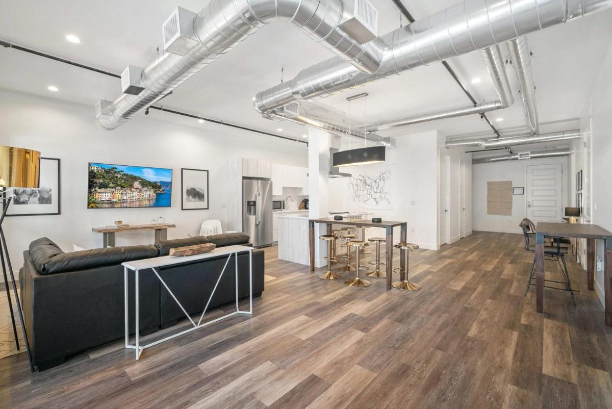 New Sleek Urban Cowboy Loft! Denver Skyline Views! - image 7
