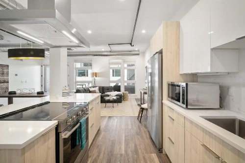 New Sleek Urban Cowboy Loft! Denver Skyline Views! - image 9