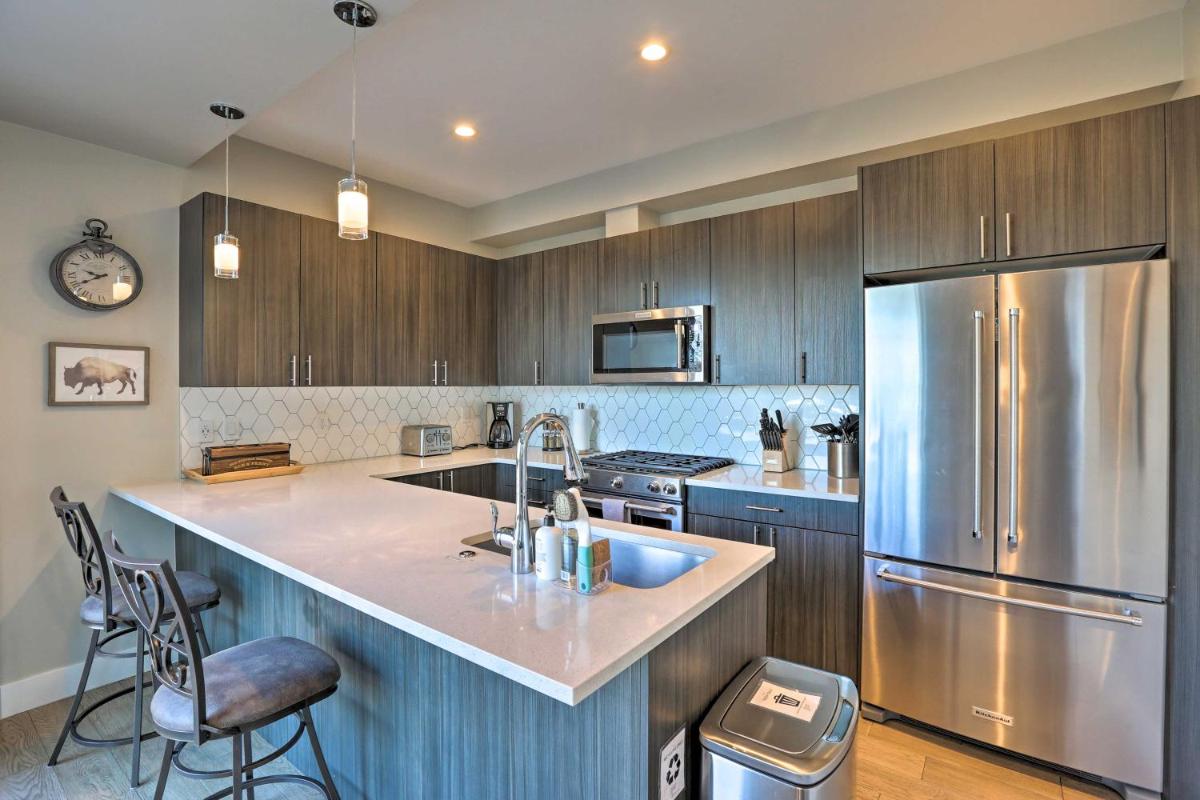 Townhome with Rooftop Deck Walk to Mile High! - image 6