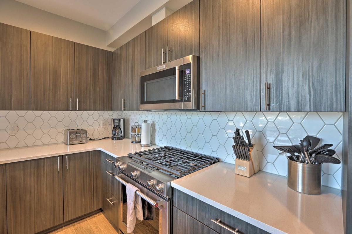 Townhome with Rooftop Deck Walk to Mile High! - image 7