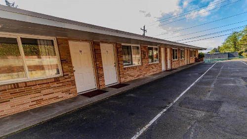 Four Winds Motel - image 11