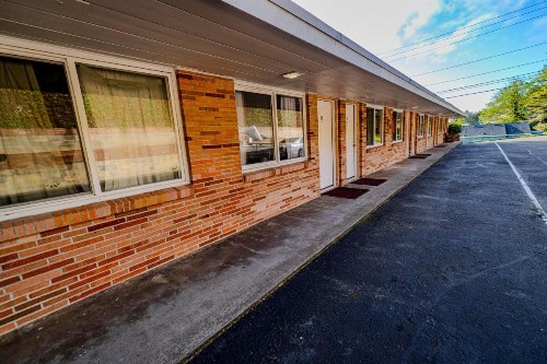 Four Winds Motel - image 21