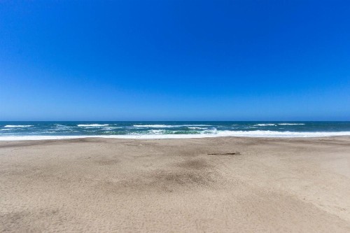 Bright Beach Town Bungalow - image 10