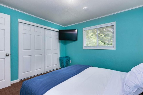 Bright Beach Town Bungalow - image 12