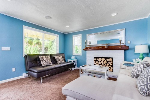 Bright Beach Town Bungalow - image 6