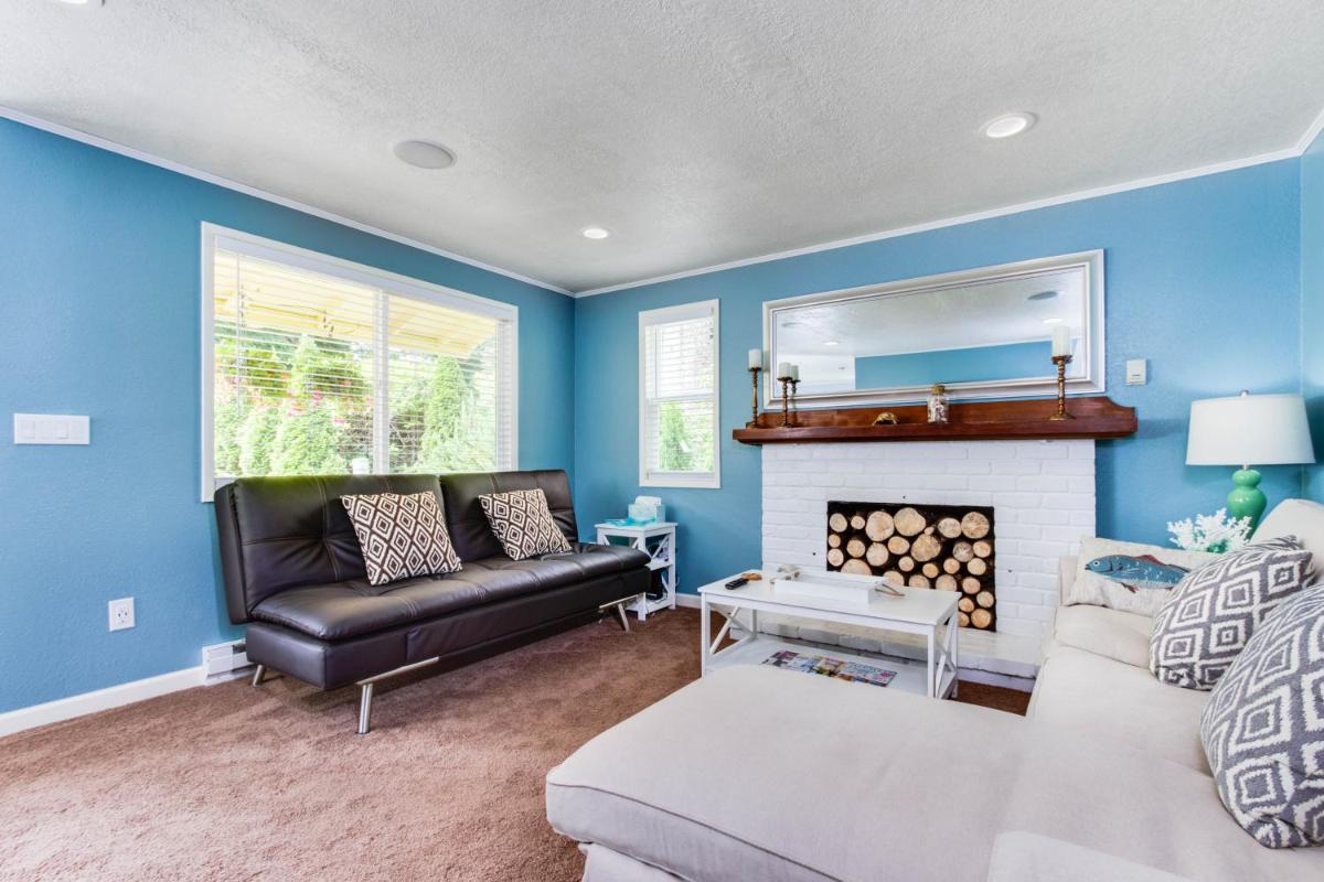Bright Beach Town Bungalow - image 6