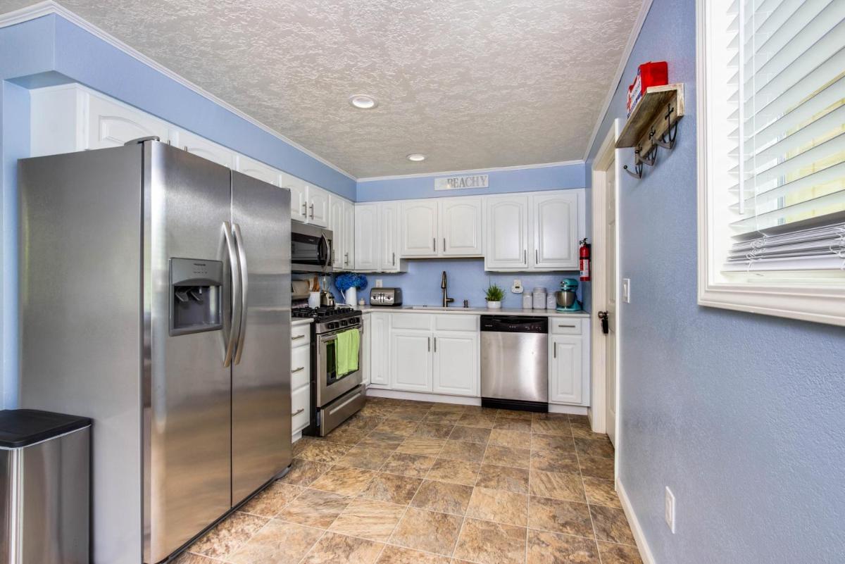 Bright Beach Town Bungalow - image 7