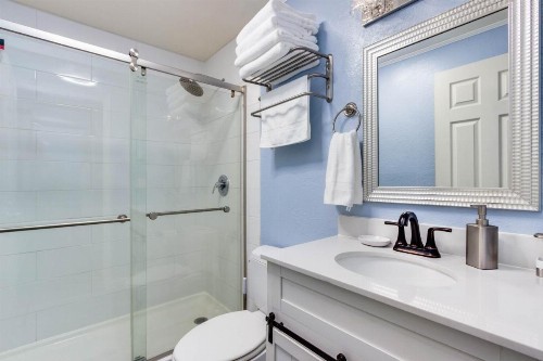 Bright Beach Town Bungalow - image 8