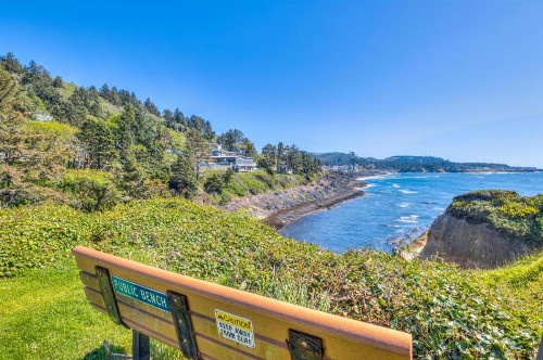 Depoe Bay Whalehouse - image 29