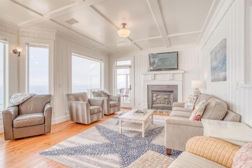 SeaGlass Cottage - image 15
