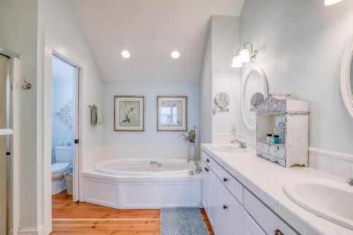 SeaGlass Cottage - image 24